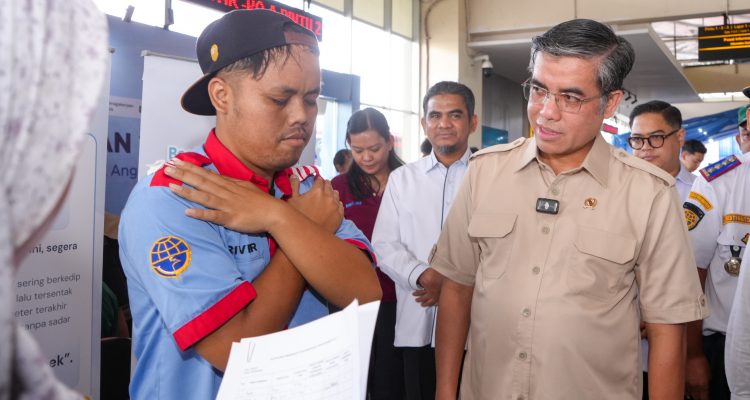 Menaker Yassierli Tinjau Posko Peduli K3 Mudik, Pastikan Awak Angkutan Sehat demi Mudik Aman - 1